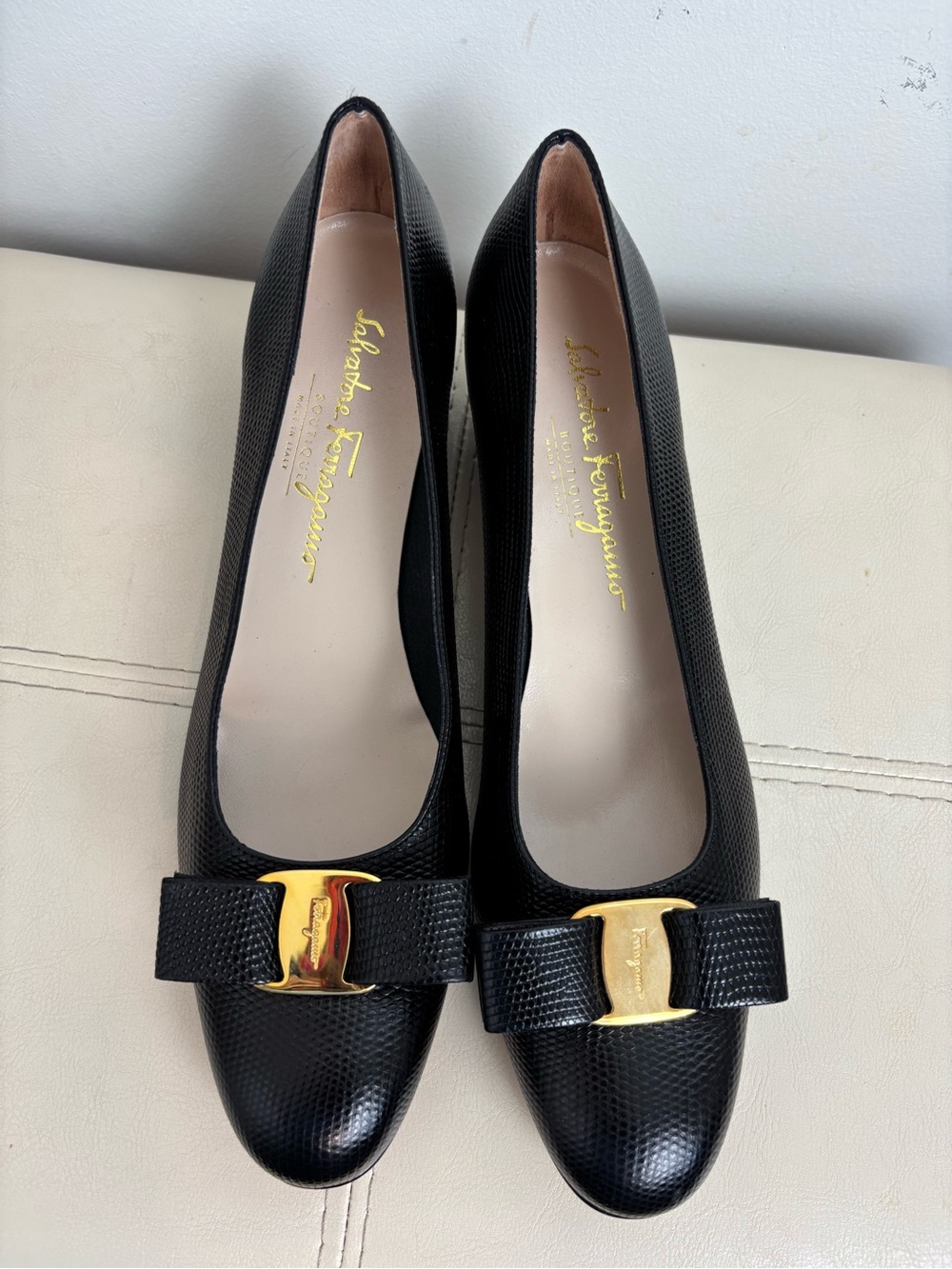 Salvatore Ferragamo Vara Black Lizard Embossed Leather Bow Pumps Size 9 - Picture 3 of 11